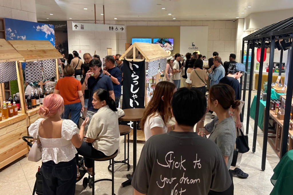 マニラ・MITSUKOSHI BGCで開催された「東海の発酵食フェア」の様子。多くの来場者が試飲・試食を楽しみながら東海の発酵食品を体験している。