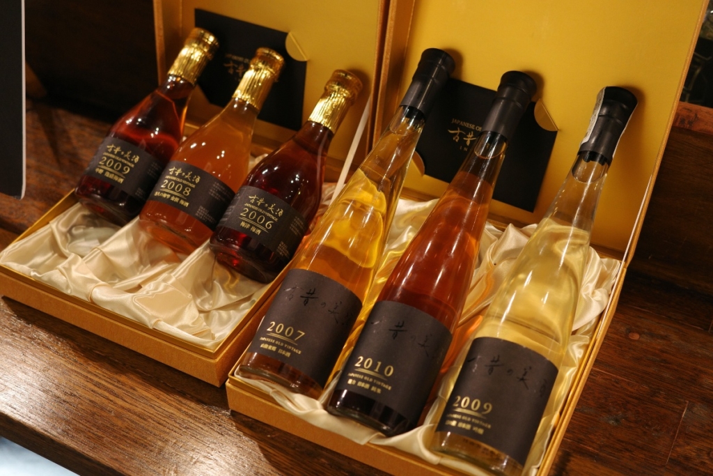 IKOMAIで提供された古昔の美酒のボトルセット。2006年、2007年、2009年、2010年のヴィンテージが並び、熟成の色合いが美しく映える。