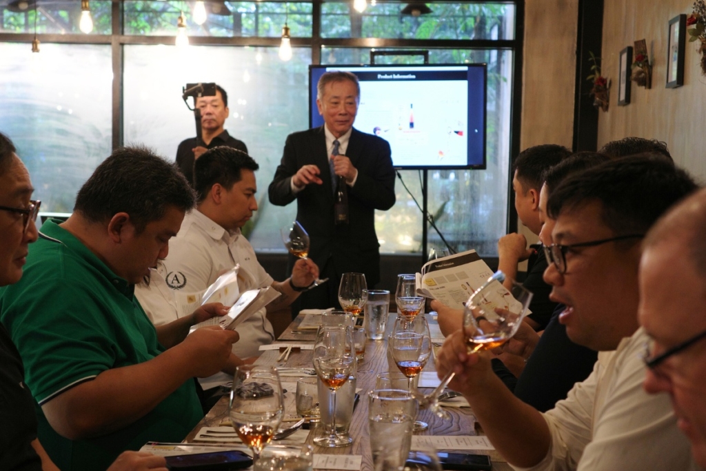 IKOMAIの店内で行われた古昔の美酒のペアリングディナー。料理とともに古酒の味わいを体験する参加者たち。